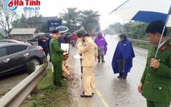 Cụ bà đi bộ trên đường bị ô tô đâm tử vong