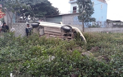 Nghệ An: Đâm dải phân cách, xe 4 chỗ phơi bụng