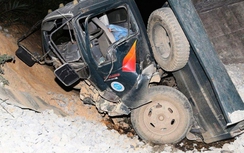 Xe tải lao xuống vực, tài xế may mắn thoát khỏi cabin