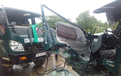 Quảng Bình: Xe tải đấu đầu, QL12A rơi vào ùn tắc