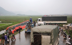 Xe khách gây tai nạn liên hoàn, hành khách phá cửa thoát ra ngoài