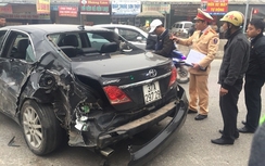 Camry dừng đèn đỏ bị xe tải đâm nát, 4 người hút chết