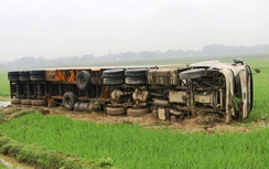Hà Tĩnh: Nổ lốp, xe container phơi “bụng” dưới ruộng