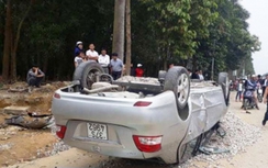 Nghệ An: Va chạm với 2 xe máy, xế hộp "phơi bụng" bên đường