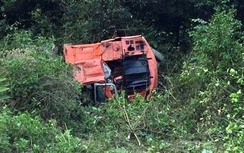Máy xúc lao xuống vực, đè chết người lái máy
