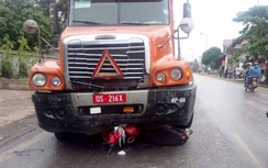 Xe container biển đỏ đâm vào xe máy, 1 người tử vong