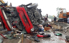 Lật xe khách trên QL1A, 2 người chết, nhiều người bị thương