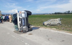 Nóng: Truy đuổi xe vi phạm, xe tuần tra bị húc lật