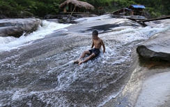 Trượt chân khi đứng trên đỉnh thác 7 tầng, một người tử vong