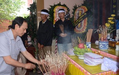 Thứ trưởng tới động viên gia đình 2 cán bộ giao thông tử nạn