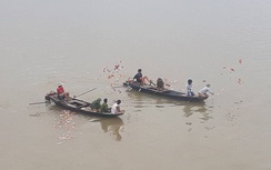 Hàng trăm người tìm kiếm thanh niên nhảy cầu Bến Thủy