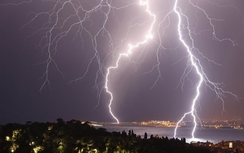 Nghệ An: Sét đánh trúng giường ngủ, 2 bố con tử vong