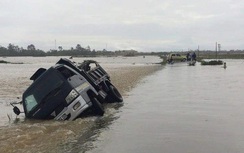 Cố vượt lũ, xe tải bị nước cuốn trôi