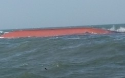 Chìm tàu trên đường vào cảng Cửa Lò: 12 thuyền viên rơi xuống biển