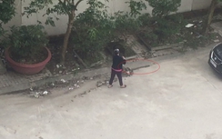 Bất bình người phụ nữ nhét cả đống rác xuống cống thoát nước