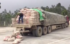 Buộc hạ tải xe đầu kéo chở 63 tấn xi măng đi trên QL1