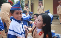 CSGT Nghệ An mang tết ấm cho học sinh nghèo