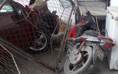 Ô tô mất lái đâm sập cửa quán ăn lúc rạng sáng