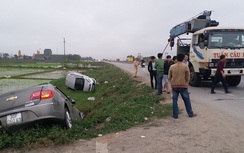 2 xế hộp phơi bụng bên vệ đường, 3 người thoát chết