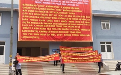 Dân căng băng rôn kêu cứu tỉnh vì chung cư không có PCCC