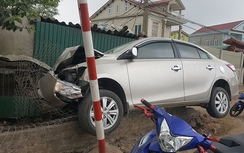 Xe đầu kéo húc ô tô bay lên không, dính trên tường rào