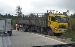 Người đàn ông bị xe tải đổ dốc cán tử vong dưới rãnh nước