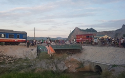 Lật tàu hỏa 2 người chết:Lái tàu, phụ tàu vẫn kẹt trong đầu máy