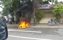 Hai nhóm thanh niên đánh nhau rồi đốt xe cháy rụi