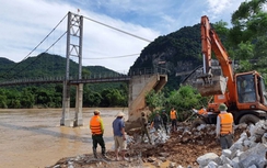 Cầu treo Chôm Lôm sập sau lũ, nghi vấn chất lượng duy tu?