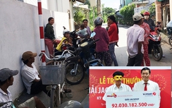 Dân nghèo ùn ùn kéo tới nhà người trúng số 92 tỷ đồng