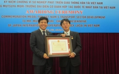 Trưởng đại điện JICA tại Việt Nam nhận Kỷ niệm chương GTVT
