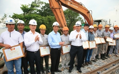 Nhiều cá nhân, tập thể thi công cầu Ghềnh được tặng bằng khen