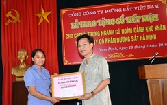 Đường sắt tặng gần 900 triệu bằng sổ tiết kiệm cho công nhân nghèo