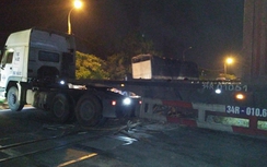 Nhân viên gác chắn cứu hai đoàn tàu khách thoát va chạm container