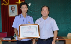 Nhân viên gác chắn ngăn tàu va container được tặng bằng khen