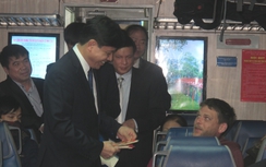 Lãnh đạo Bộ GTVT tiễn chuyến tàu cuối đêm 30 Tết