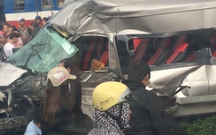 Tàu va ôtô đi lễ:Tài xế thiếu quan sát khi qua đường ngang