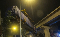 Cẩu thành công toa tàu đầu tiên tuyến Cát Linh-Hà Đông lên ray