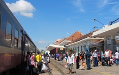 Đường sắt chuyển tải hàng chục chuyến tàu khách do bão số 12