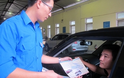 Phát tờ rơi tuyên truyền ATGT đường sắt đến tận tay lái xe