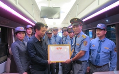 Thưởng "nóng" tổ tàu SE6 hỗ trợ hành khách sinh con trên tàu
