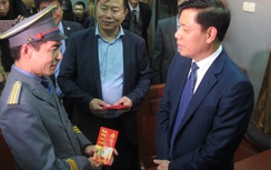 Lãnh đạo Bộ GTVT chúc Tết, lì xì khách chuyến tàu cuối đêm 30