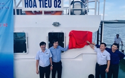 Tàu Hoa tiêu được gắn biển công trình chào mừng Đại hội công đoàn