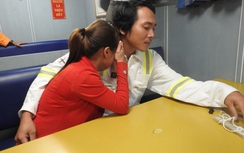 Cứu 5 thuyền viên tàu cá giữa sóng to, gió lớn