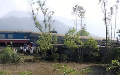 Cẩu 100 tấn giải cứu toa xe bị nạn tại Huế