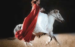 Mỹ Tâm cưỡi ngựa trên thảo nguyên