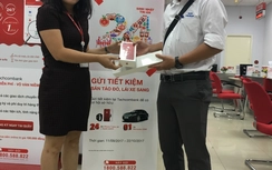 Techcombank trao quà cho 16 khách hàng trúng thưởng khi gửi tiết kiệm