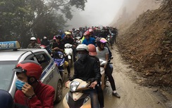 Du khách chôn chân ở đường đèo dốc lên Tam Đảo