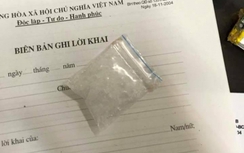 Mang theo ma túy, tấn công cảnh sát khi bị dẫn giải về chốt