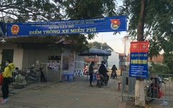 Dân đi lễ Phủ Tây Hồ lần đầu tiên được gửi xe miễn phí